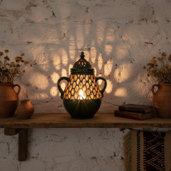 Pieza de cerámica verde...