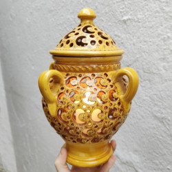 Pièce en céramique ajourée...