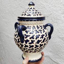 Pieza de cerámica calada...